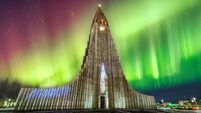 Aurora borealis above hallgrimskirkja church in central of reykjavik city, Iceland