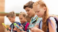 elementary school students with smartphones