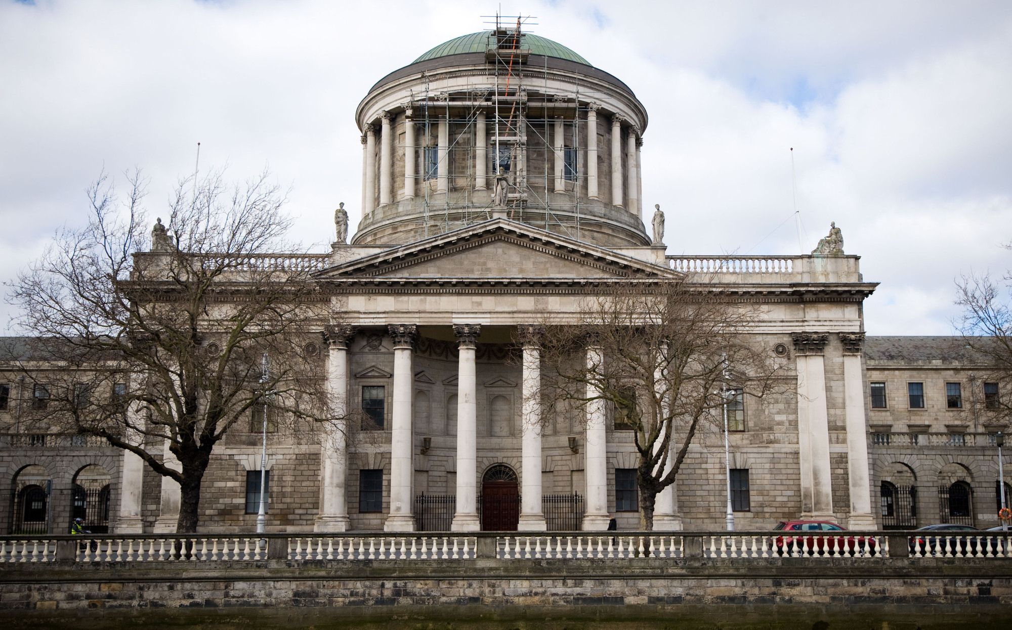Cork woman wins bid to temporarily restrain HSE from terminating her contract